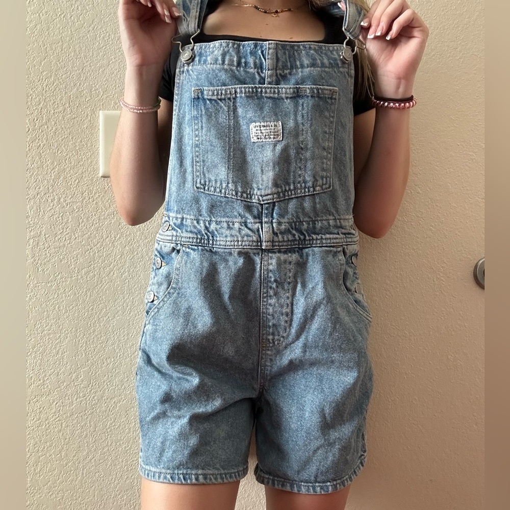 Light wash vintage levi’s overalls! 😍😍